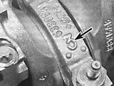 2. Смазать рабочие поверхности полувкладышей маслом и установить на них коленчатый вал.