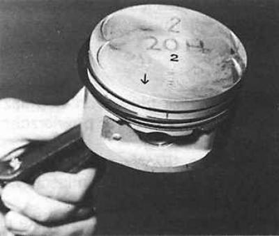 7. Смазать маслом цилиндры и поршни с установленными соответствующим образом поршневыми кольцами.