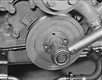 12. Одврните 4 вијка и уклоните ременицу радилице.