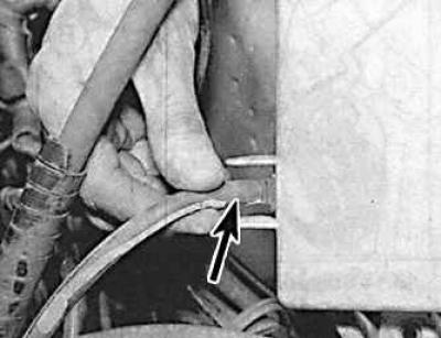 1. Снять отрицательный провод с аккумулятора.