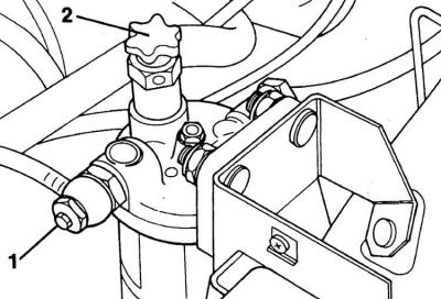 2. Установить под топливным фильтром соответствующий контейнер для сбора вылившегося топлива.