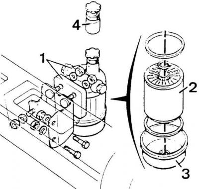 1 – держатель фильтра, 2 – заменяемый элемент фильтра, 3 – отстойник, 4 – ручной топливный насос