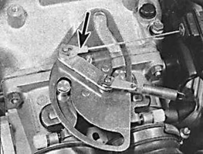 5. На двигателях V6 снять крышку кулисы дросселя, крепящуюся тремя винтами (указаны стрелками).