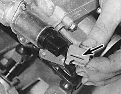 1. Снять провод массы с аккумулятора.