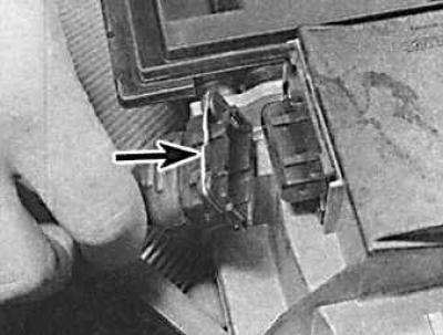 1. Снять провод массы с аккумулятора.