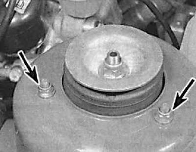 7. Подвесить поворотный кулак к кузову таким образом, чтобы он не касался тормозных шлангов.