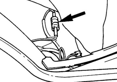 4. Поднять заднее сидение и отклонить покрытие пола вперед.