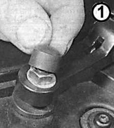 1. Открыть капот.