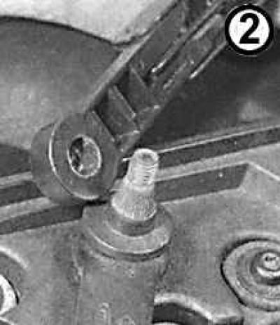 2. Снять с гайки крепления рычага пластиковый колпачок и отвинтить гайку.