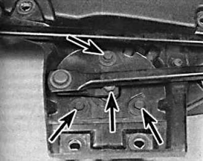 4. Отвинтить 8 болтов «Torx» крепления двигателя и механизма стеклоочистителя к перегородке…