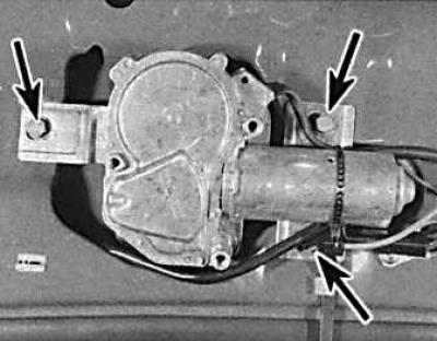 3. Отвинтить винт крепления контакта заземления заднего стеклоочистителя и отключить разъем.