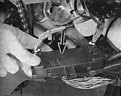 8. Отвинтить пять винтов крепления нижней отделки панели приборов и снять ее.