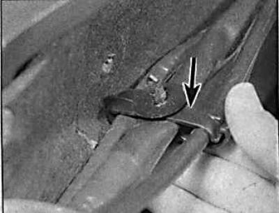 2. Снять резиновое уплотнение (указано стрелкой) с верхней части перегородки моторного отсека.