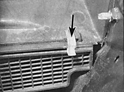 3. Снять из передней части перегородки две скобы крепления проводов (стрелка).