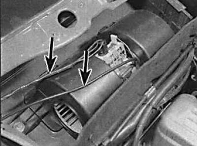 7. Снять зажимы крепления половин кожуха вентилятора и извлечь двигатель.