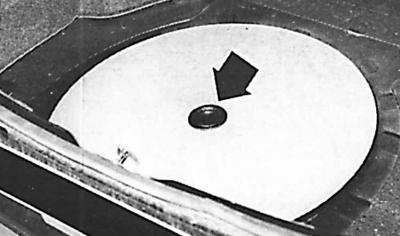 Снять покрытие пола багажника и защитный диск, закрывающий запасное колесо. Этот диск удерживается…