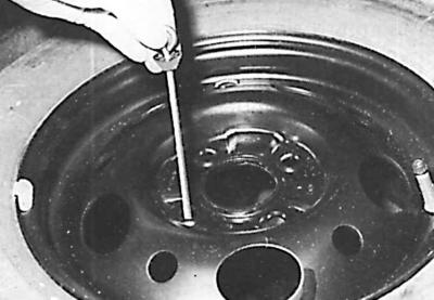 Запасное колесо прикреплено длинным болтом.