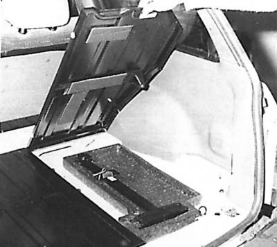 Домкрат расположен под покрытием пола в нише с правой стороны.