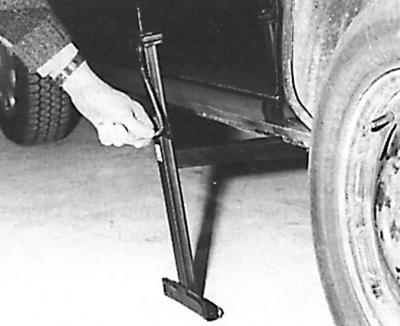 7. Вставить рычаг домкрата как можно глубже в предусмотренное для него место в кузове рядом с…