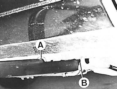 7. Вставить рычаг домкрата как можно глубже в предусмотренное для него место в кузове рядом с…