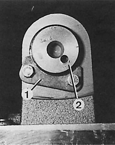 1 – установочная пластина, 2 – распредвал