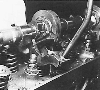 7. Снять (приспособление 21.005 А) по порядку пружины рычага клапанов, а также рычаги клапанов.