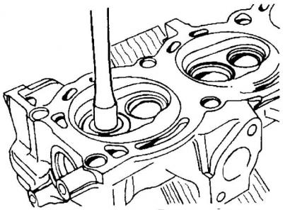 2. Поверхность седла клапана смазать небольшим количеством пасты и установить клапан в…