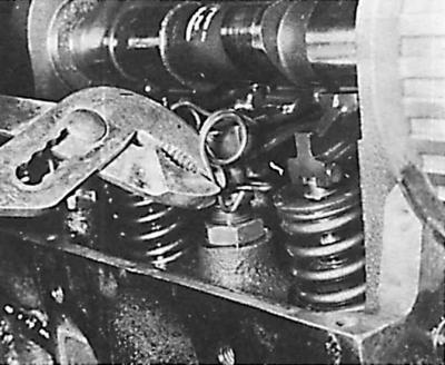 10. Установить пружины, удерживающие рычаг клапанов и отрегулировать зазор клапанов.