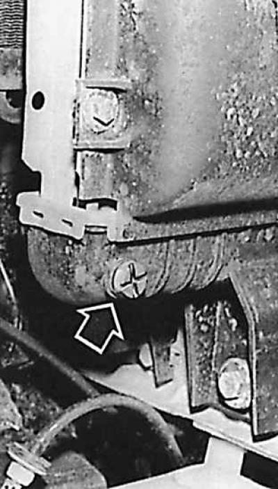 3. Отвинтить пробку слива охлаждающей жидкости на радиаторе (указана стрелкой).