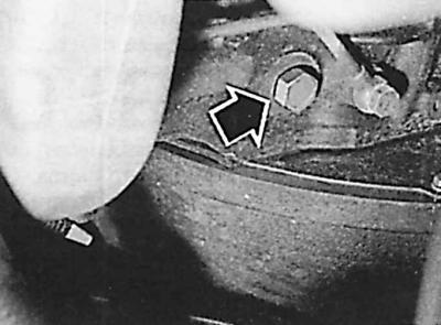 4. Отвинтить пробку слива охлаждающей жидкости с правой стороны в задней части блока цилиндров…