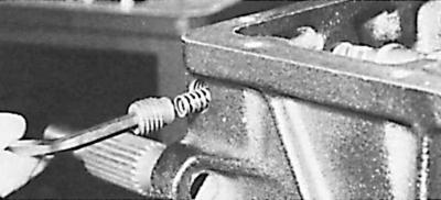 6. Отвинтить сбоку картера пробку блокирования внутреннего механизма переключения передач, извлечь…