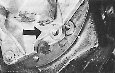 11. Отвинтить болты крепления задней части картера коробки передач, отсоединить ее от передней…