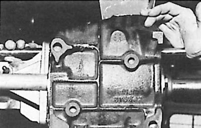 16. Снять блок шестерен с оси промежуточного вала, используя вспомогательный инструмент, и снять…