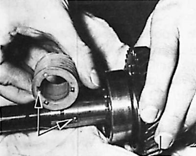 4. Извлечь стопорное кольцо и снять с вторичного вала шестерню привода спидометра, а также шарик…