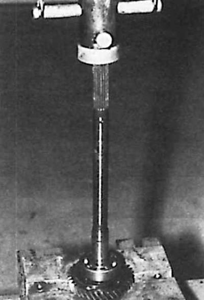 5. Снять стопорное кольцо, прецизионный подшипник, а также уплотнительное кольцо с вторичного вала;…