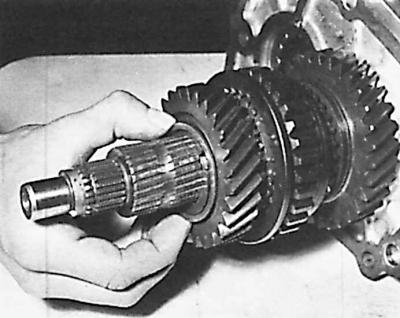 2. Снять стопорное кольцо и два установочных полукольца шестерни 2-ой передачи.