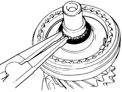 Установить на вторичный вал шестерню 3-ой передачи, синхронизатор 3-ей–4-ой передач и стопорное…