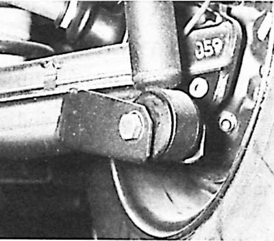 7. Отвинтить нижнее крепление амортизатора (кузов берлина, на фото) либо снять амортизатор (кузов…