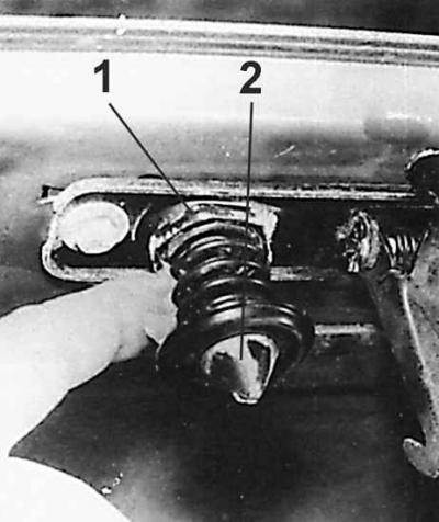 1 – контргайка фиксации штыря капота, 2 – штырь замка капота