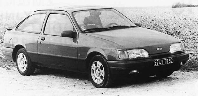 Ford Sierra Ghia модель 1987 седан с трехобъемным четырехдверным кузовом