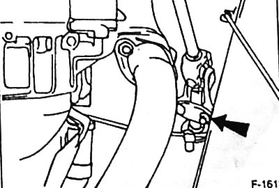 Отвернуть гайки «стрелки» крепления обеих опор двигателя (А: правая сторона двигателя, В: левая…