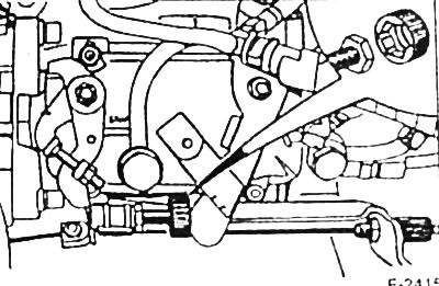 Открепить тягу газа от рычага ТНВД.