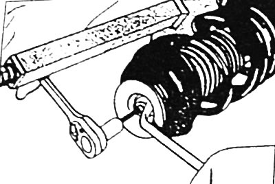 Внимание: Гайку амортизатора отпускать только когда витая пружина надежно сжата устройством для…