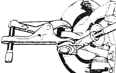 Внимание. Корончатую гайку отвернуть лишь настолько, чтобы она полностью закрыла резьбу на пальце.…