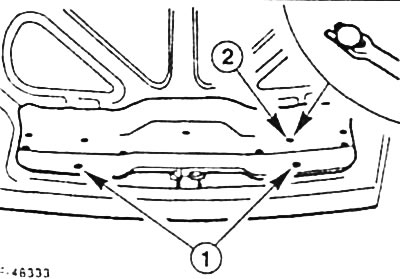Открыть крышку багажного отсека.