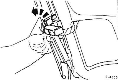 Снять облицовку крышки багажного отсека. Для этого расстопоритъ 2 поворотных зажима «1» и…