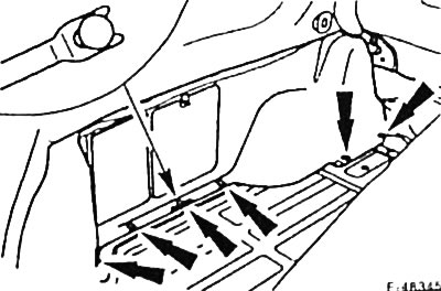 Открыть заднюю дверь и снять резиновое уплотнение с фальца кузова в зоне боковой облицовки.