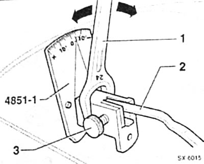 Снять щетку стеклоочистителя, см. с. 183.