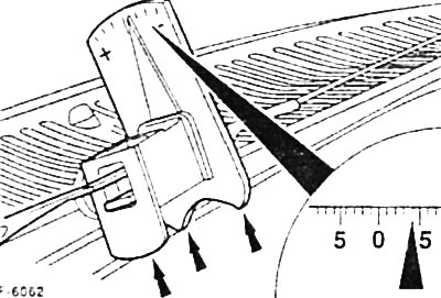 Рычаг стеклоочистителя «2» вставить в специальный инструмент и застопорить с помощью болта «3».