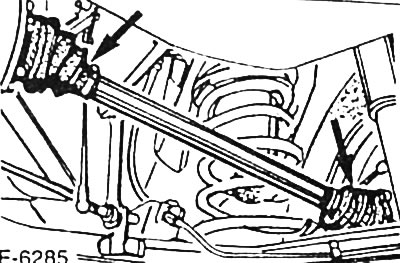 Автомобиль поднять на козлы.